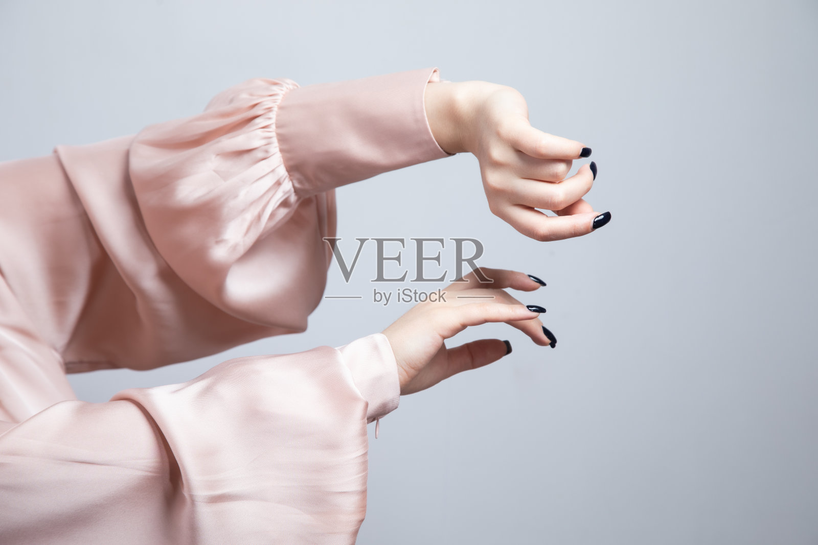 美丽的女性孤立在灰色背景照片摄影图片