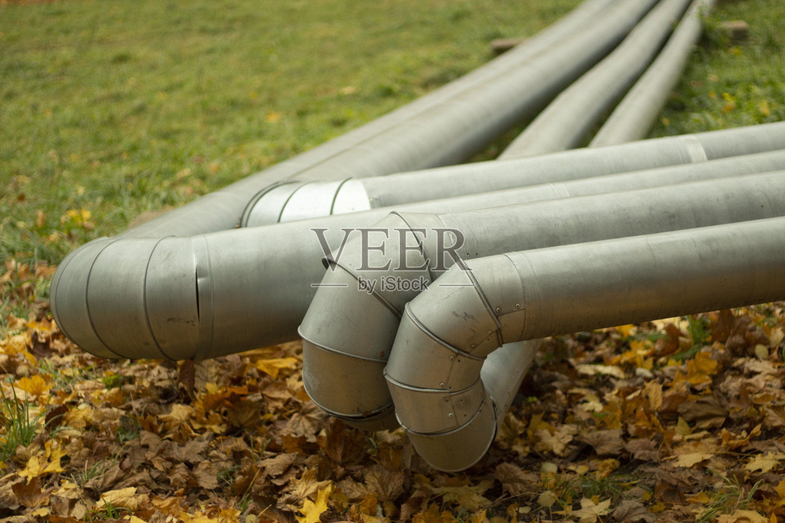 弯曲的管道。工业用不锈钢管。行业的细节。照片摄影图片