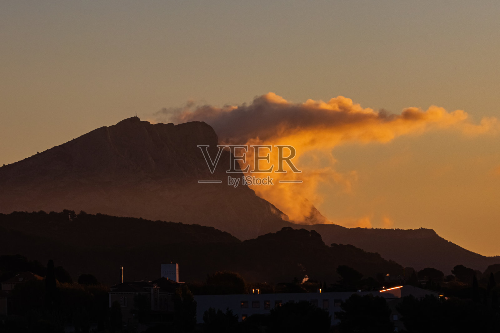 在秋日的旭日映照下的圣维克多山照片摄影图片
