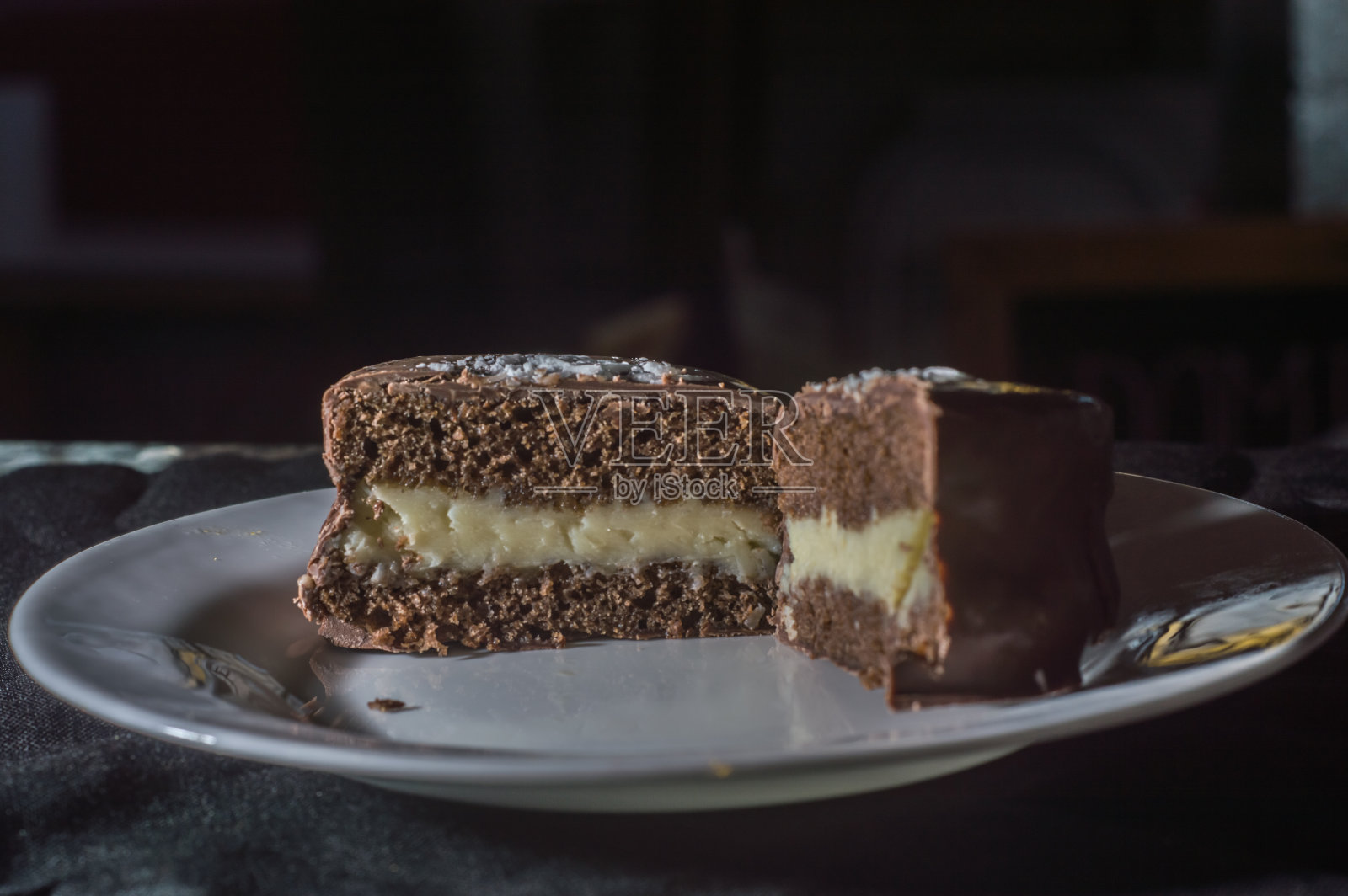 带圣诞气氛的巧克力蛋糕，圣诞概念，照片摄影图片