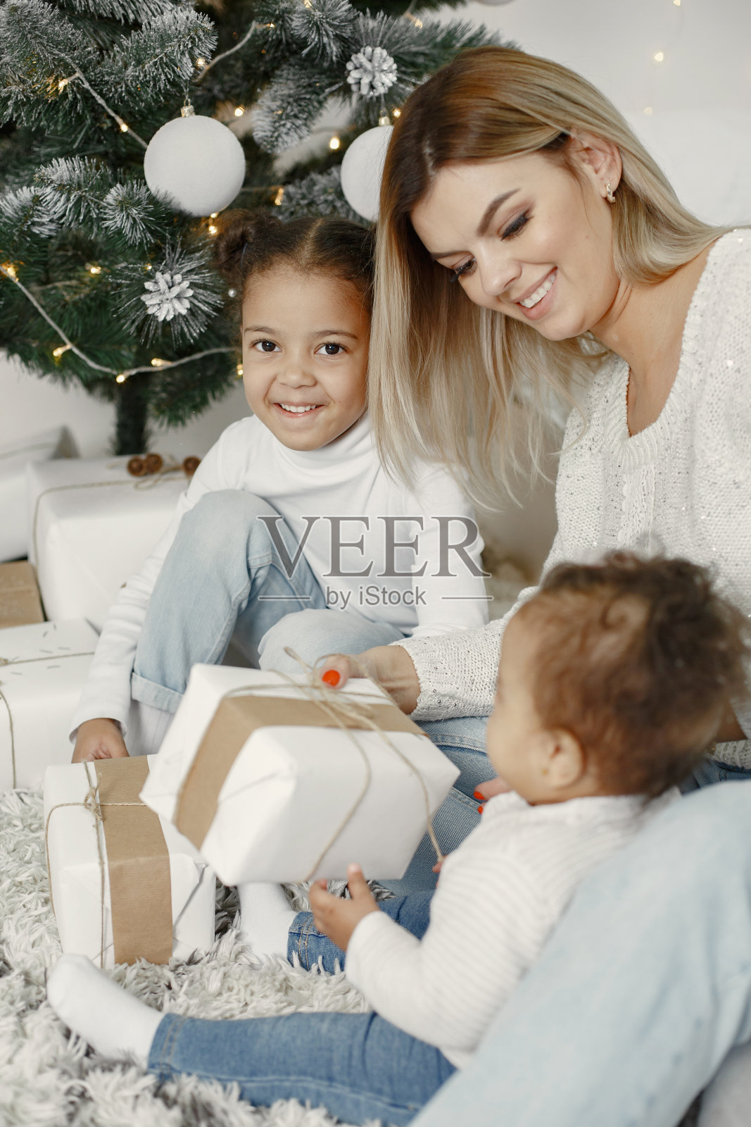 白种人母亲，家里有两个非洲女儿照片摄影图片