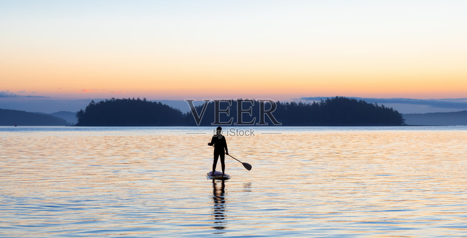 在立式桨板上的白人女性冒险者照片摄影图片