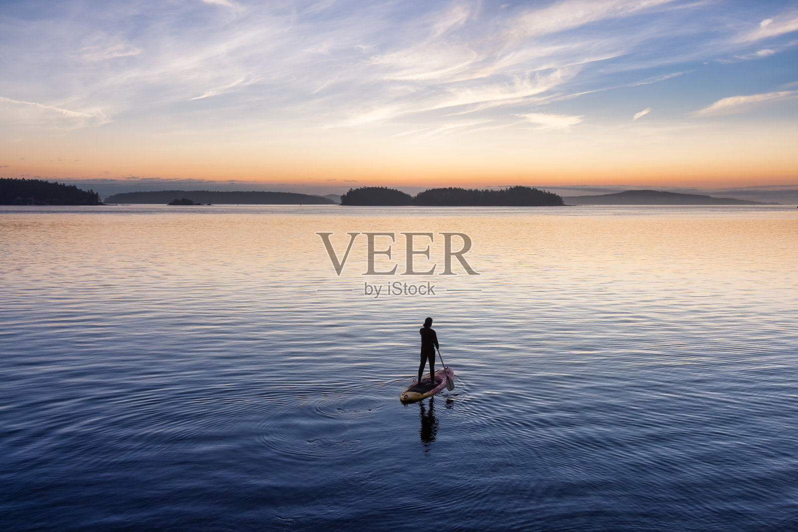 在立式桨板上的白人女性冒险者照片摄影图片