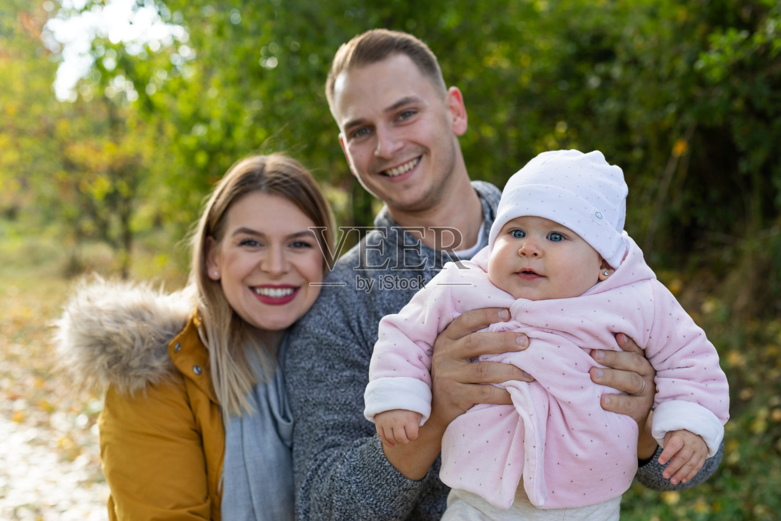 幸福的家庭户外照片摄影图片
