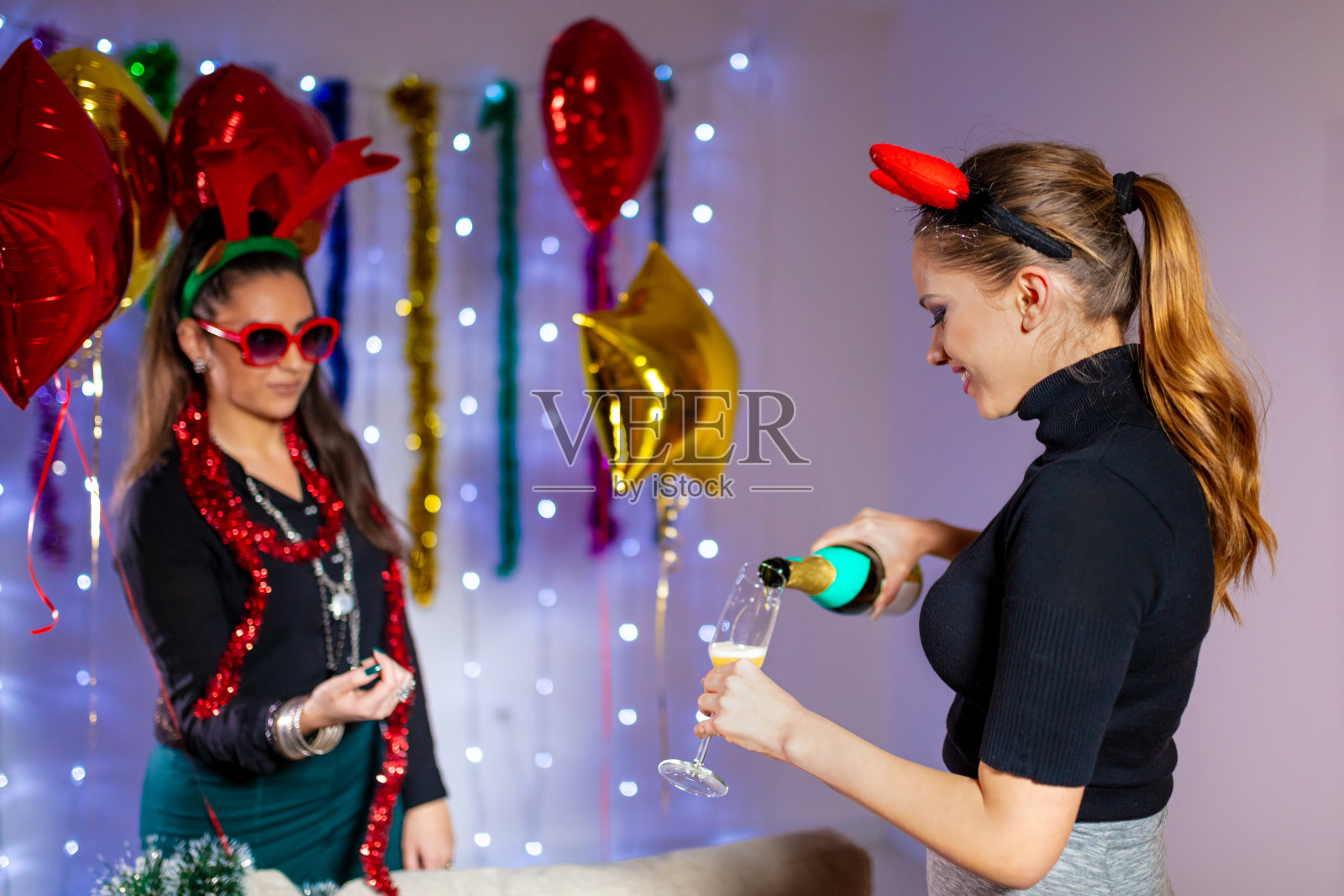 为新年干杯!照片摄影图片