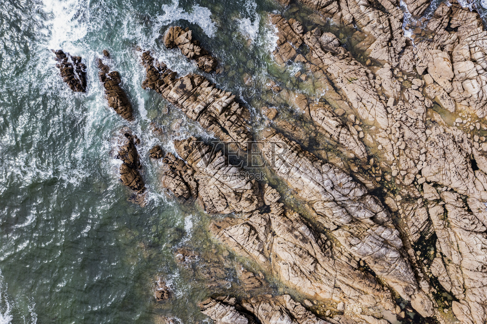 从无人机上可以看到大西洋上法国多岩石的海岸。美丽的海景。照片摄影图片