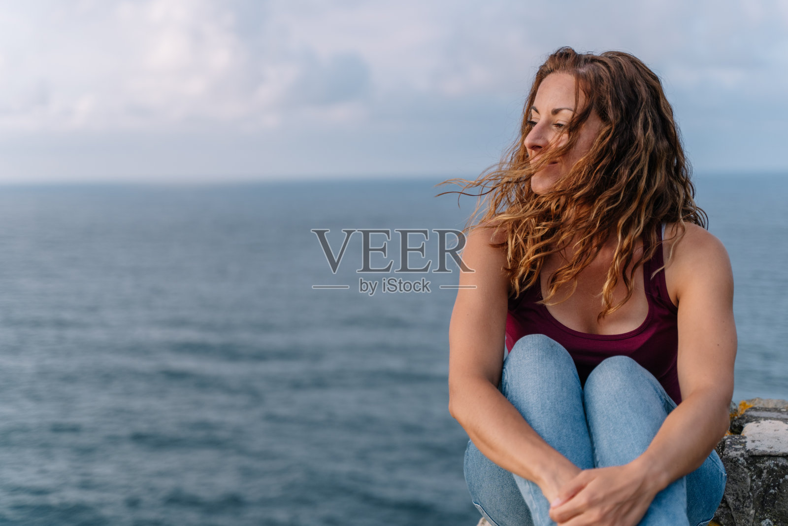 在阿斯图里亚斯度假的女人全景。照片摄影图片