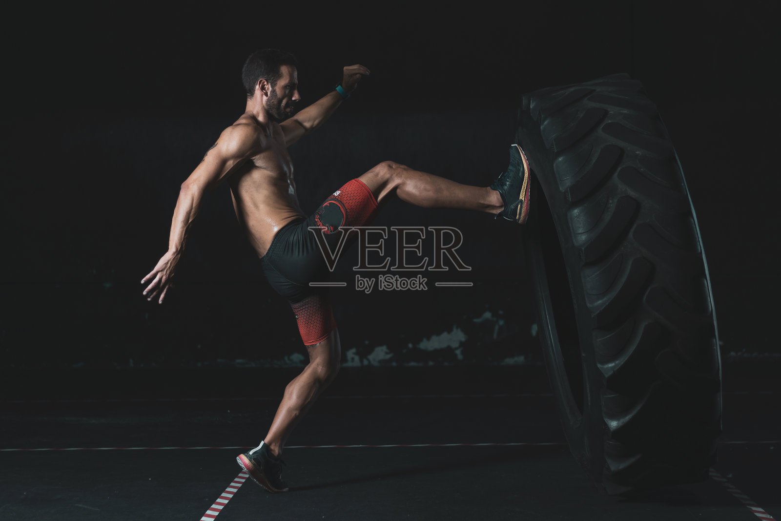 一个40岁的男人在健身房里训练。照片摄影图片