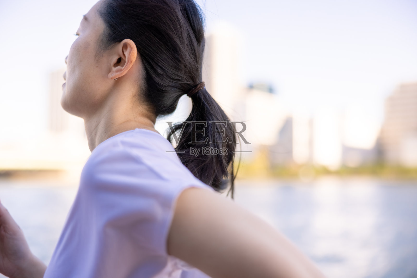 女人在河边奔跑照片摄影图片