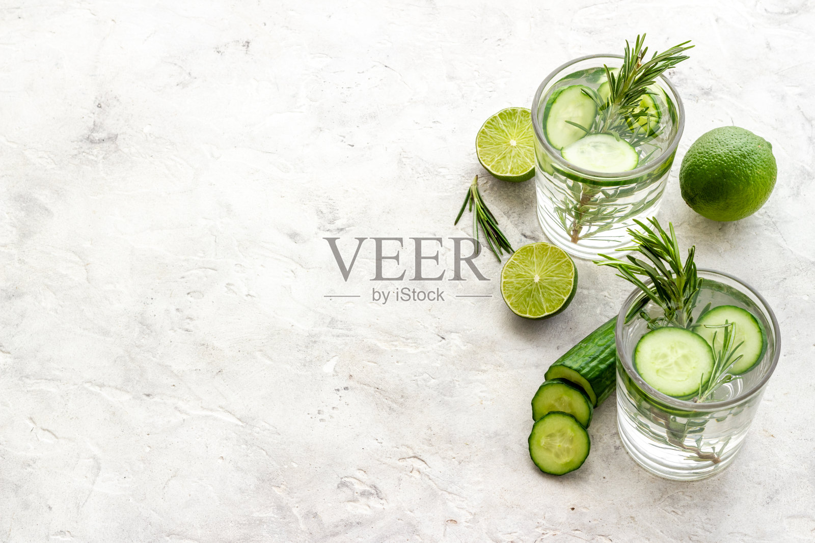 柠檬片，黄瓜和迷迭香照片摄影图片