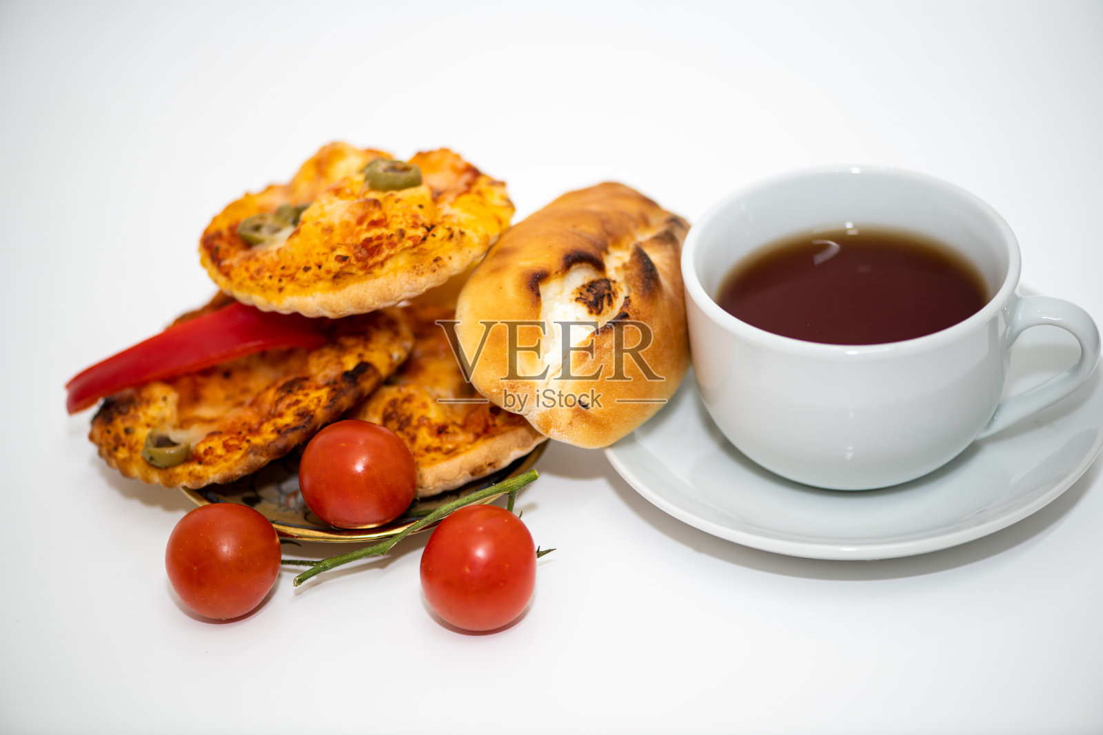 披萨和番茄馅饼（白色背景隔离）照片摄影图片