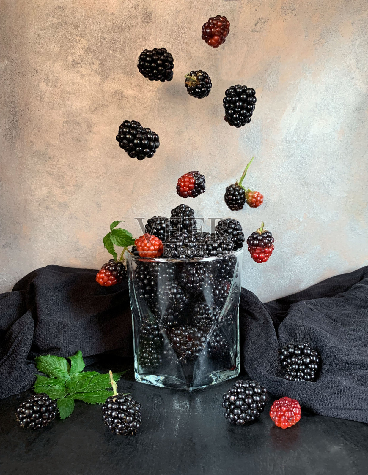 黑色和红色的黑莓飞舞照片摄影图片