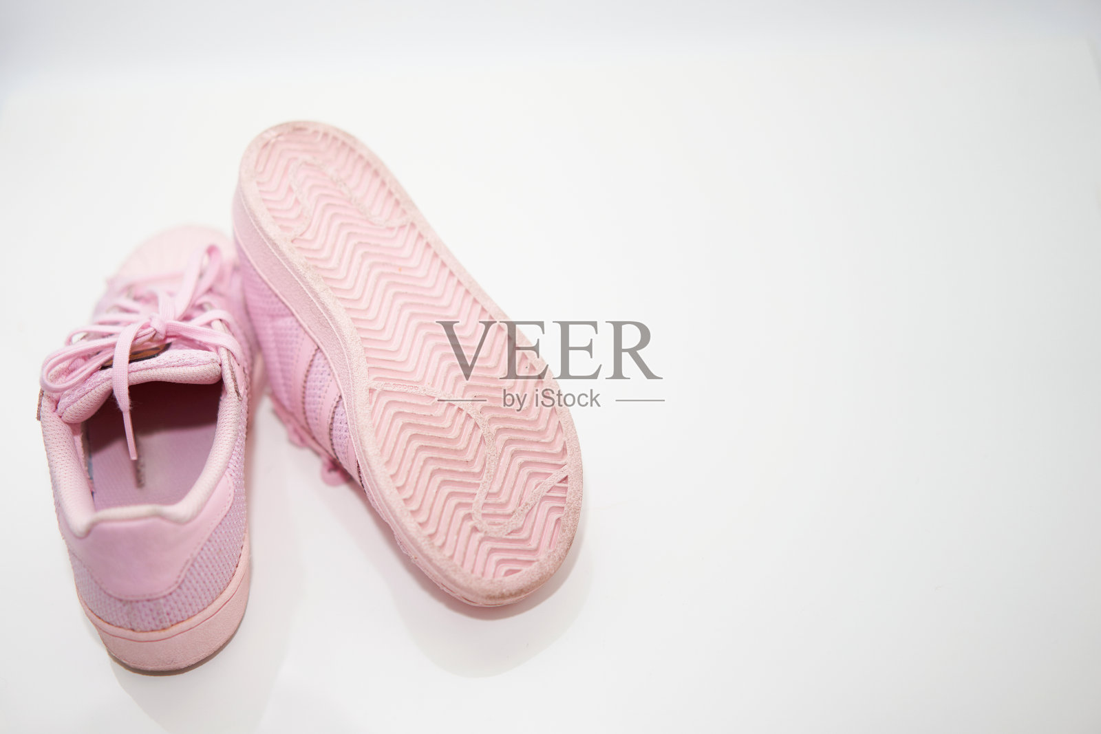 粉色运动鞋鞋与鞋带上角度视图地板软焦点照片摄影图片
