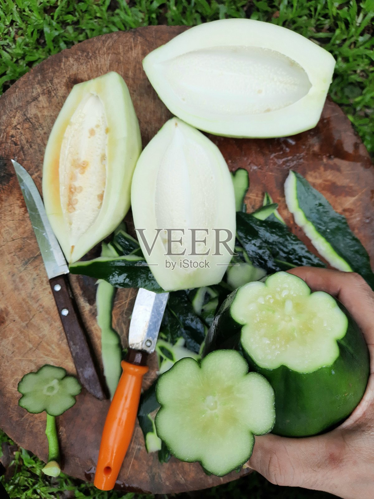 木瓜在砧板上削皮-食物准备。照片摄影图片