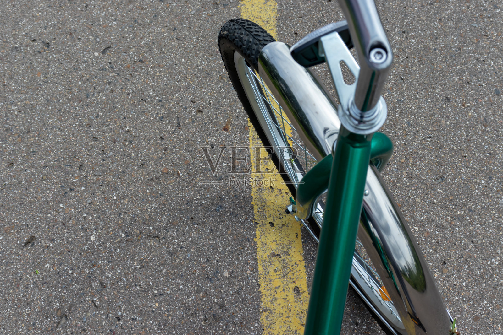 一辆黄线柏油路上的自行车，绿色交通，环保理念照片摄影图片