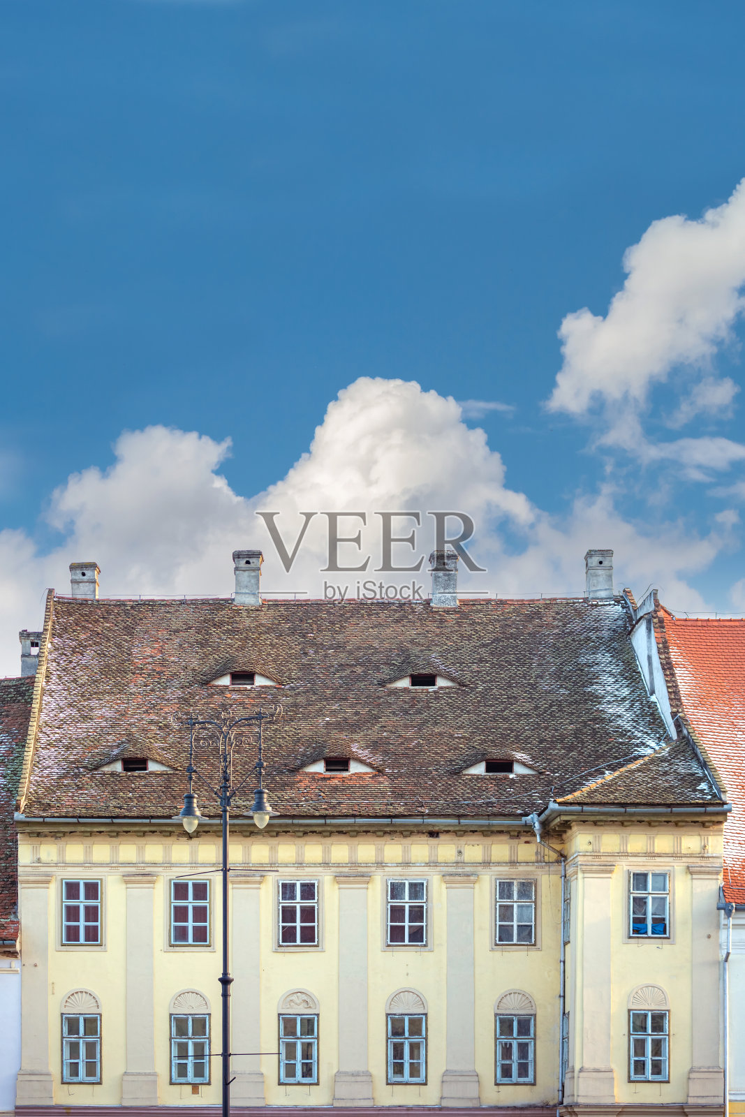 罗马尼亚西比乌古城的屋顶上的房子照片摄影图片