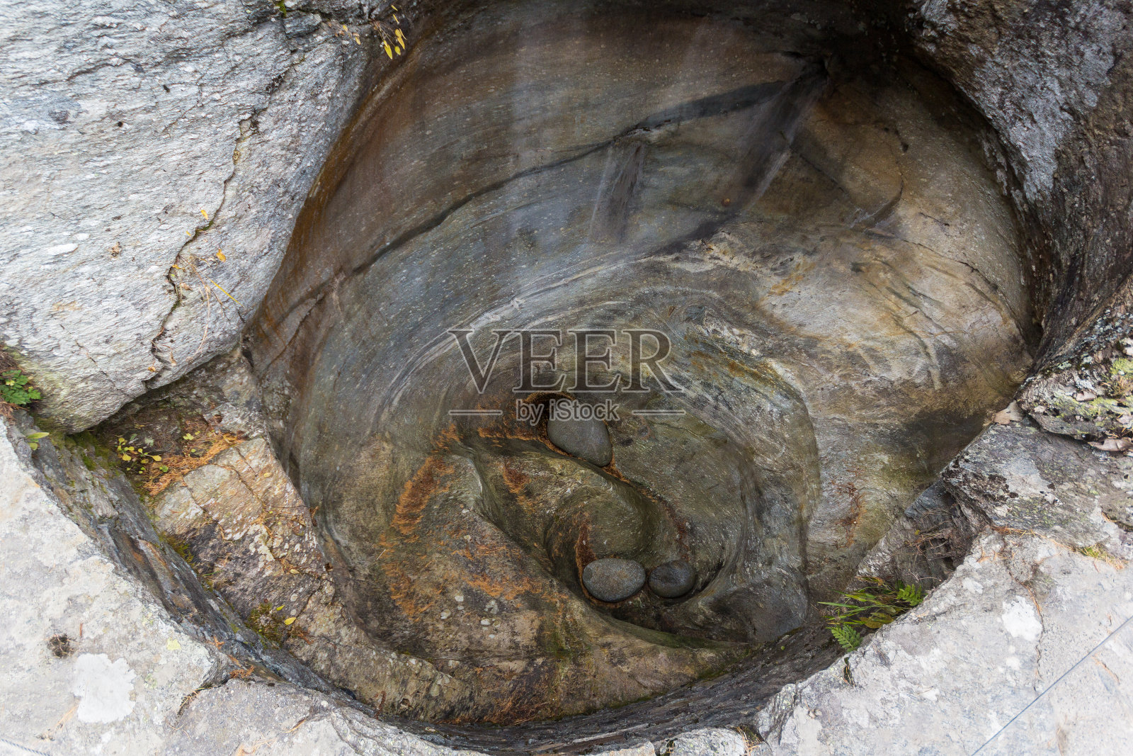 冰川磨坊或巨人壶与findling块内照片摄影图片