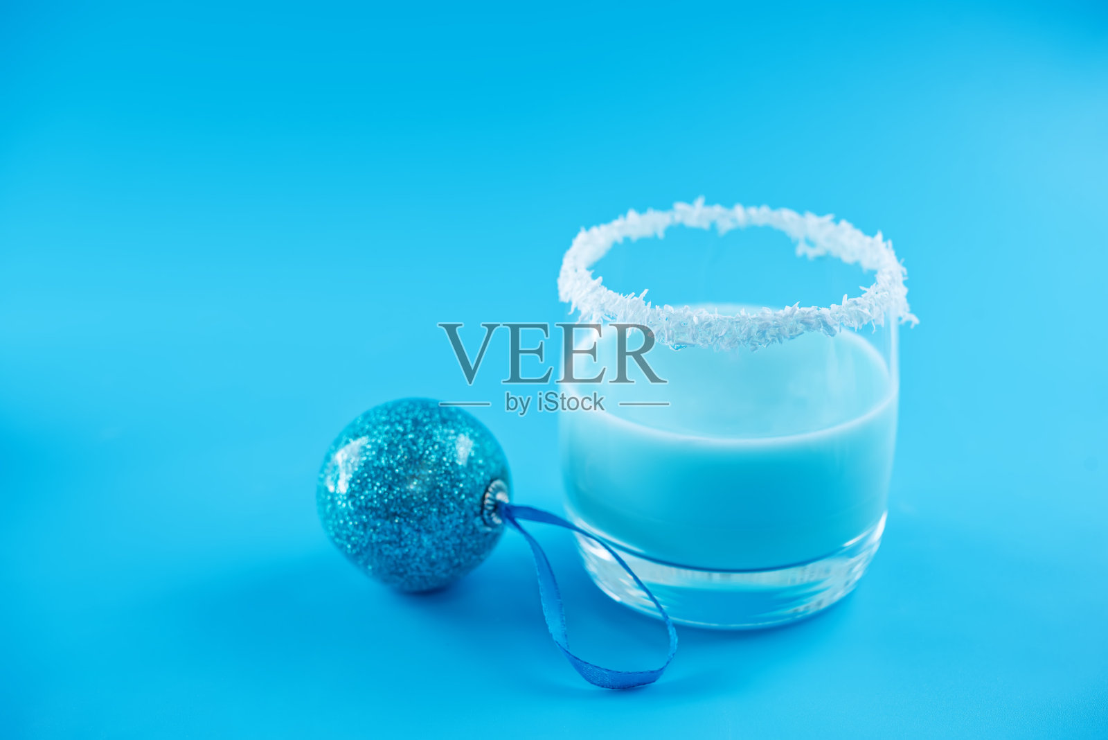 蓝杰克冰霜鸡尾酒玻璃杯照片摄影图片