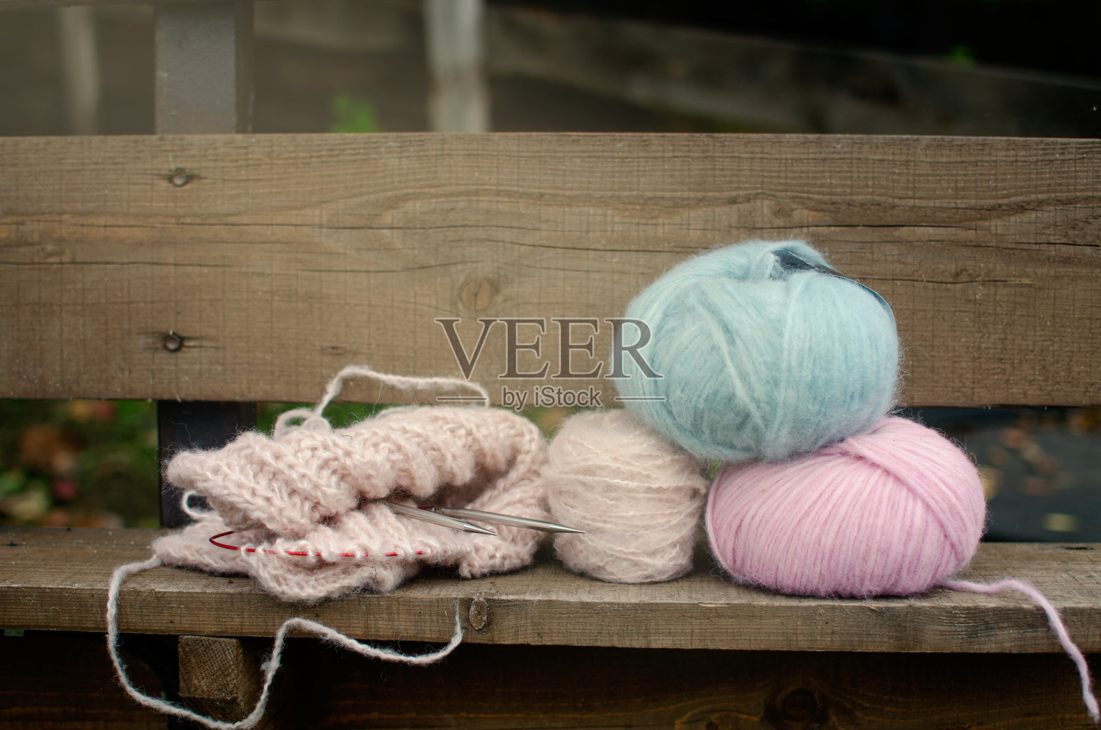 针织用品。线球，编织针。在木板的背景下照片摄影图片