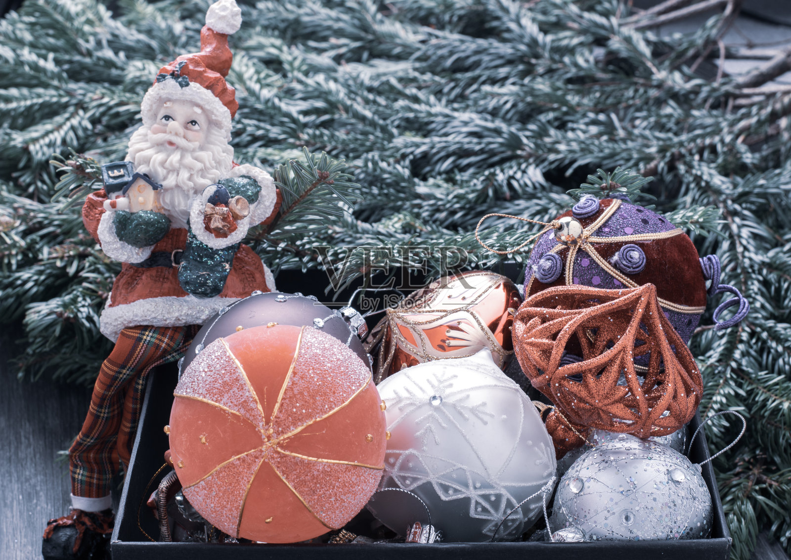 以冷杉树枝为背景的圣诞装饰盒照片摄影图片