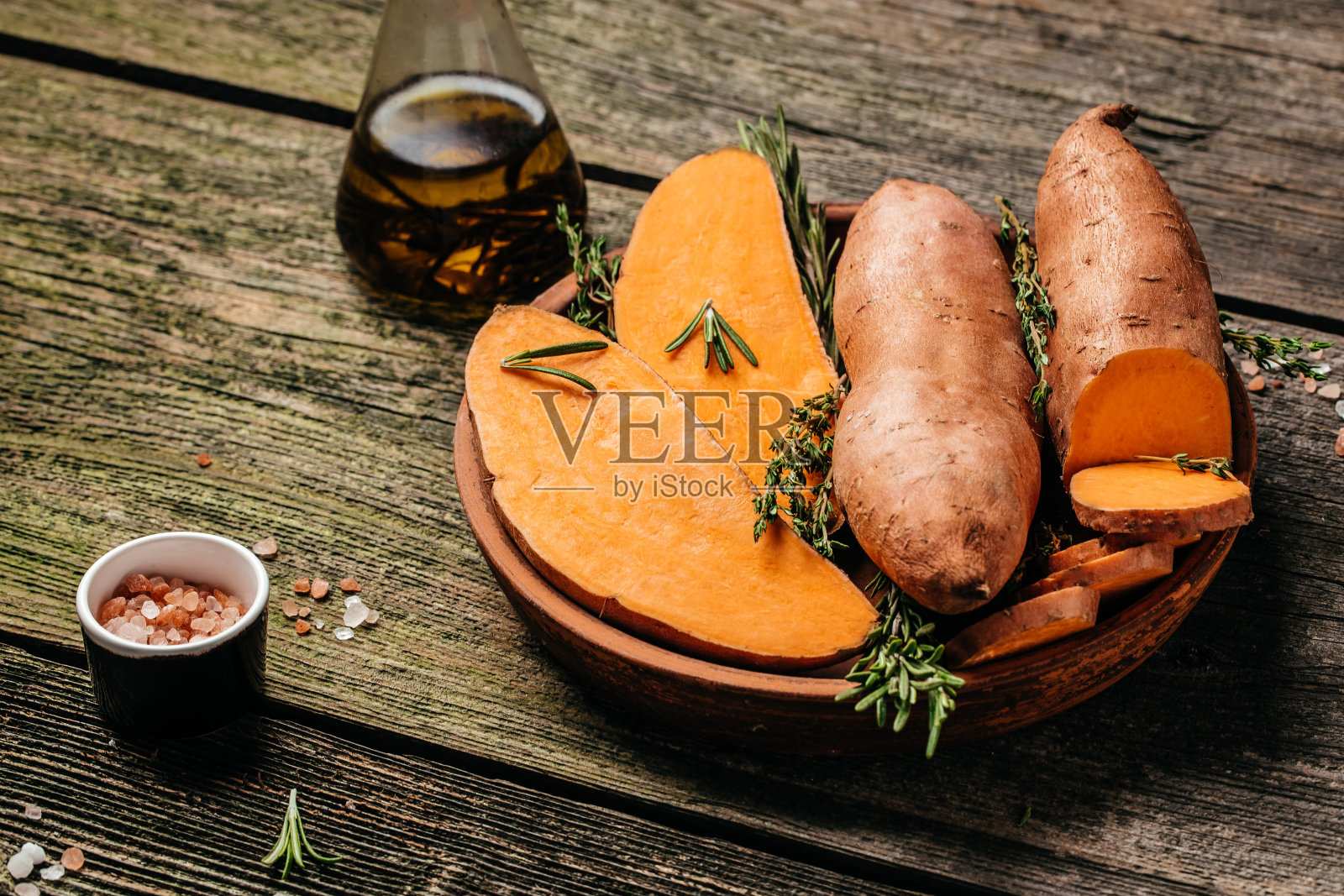 木制背景上的生红薯或薯片。食品配方的背景。近距离照片摄影图片