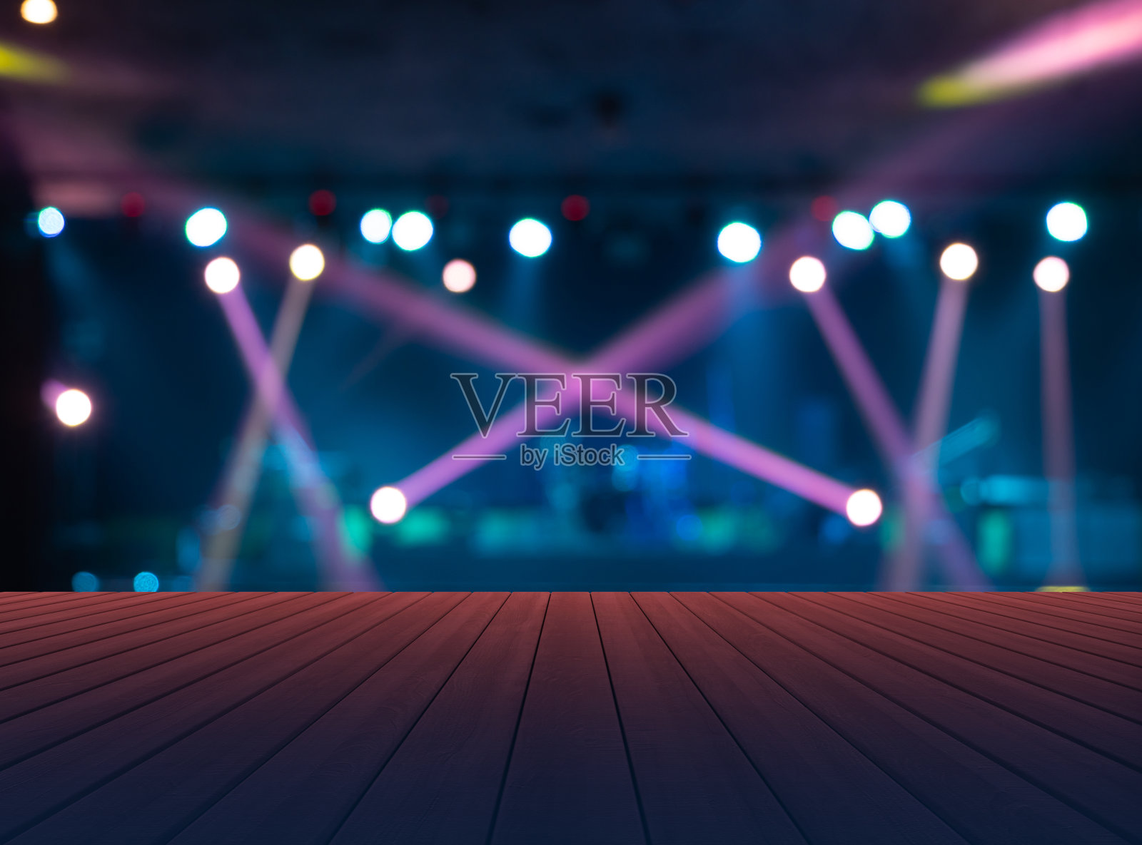 空桌板与模糊的bokeh。舞台音乐会以彩色灯光激光束聚光灯在迪斯科酒吧俱乐部酒吧为背景，为派对音乐舞蹈节表演。娱乐之夜照片摄影图片