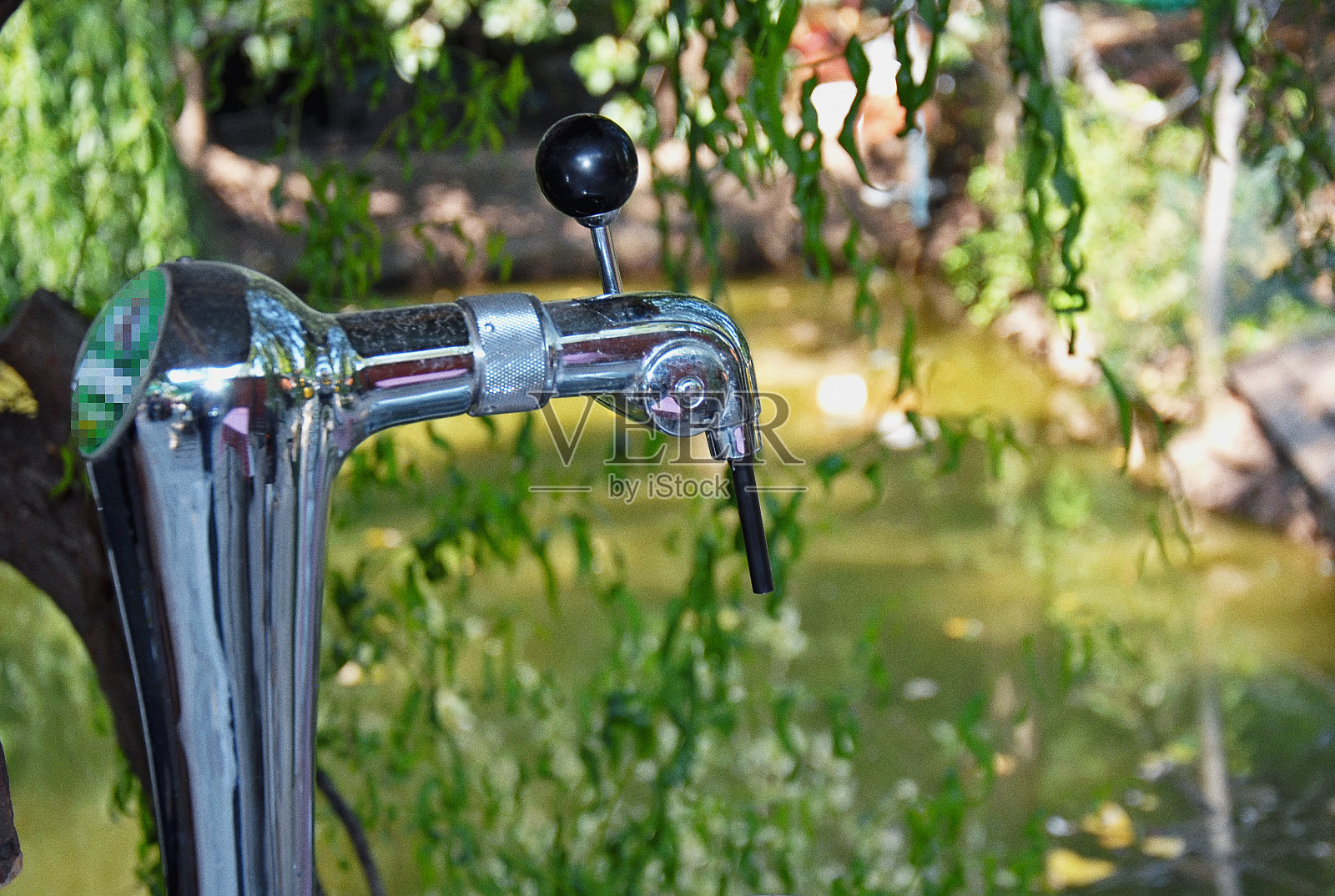 装啤酒的水龙头照片摄影图片