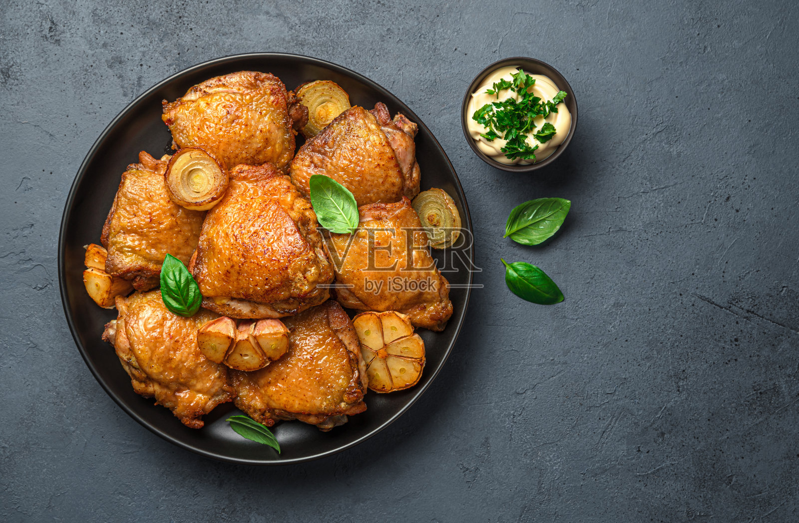 炸鸡腿，新鲜罗勒和酱汁，石墨背景照片摄影图片