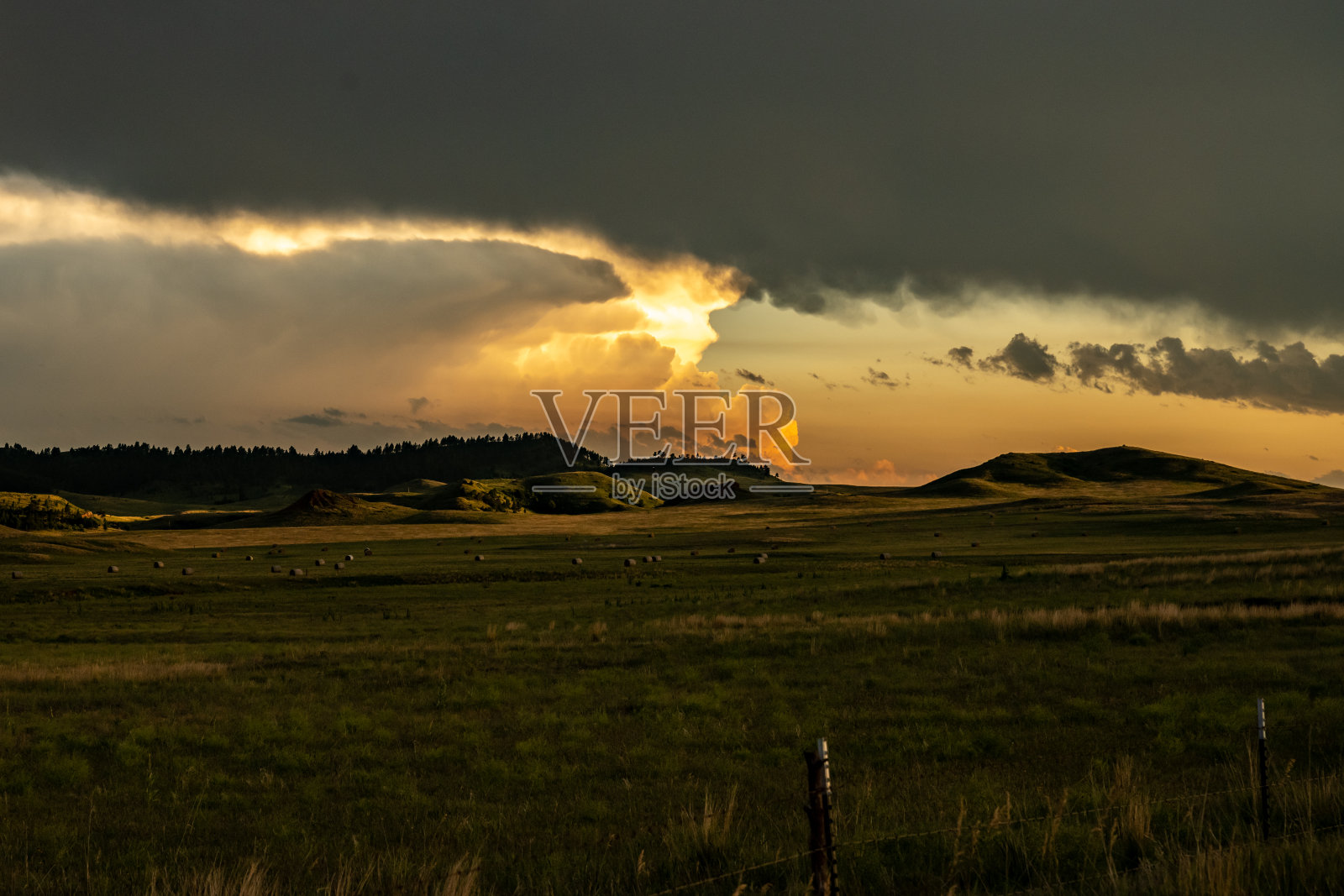 南达科塔油田上空的云层在雷雨前发光照片摄影图片