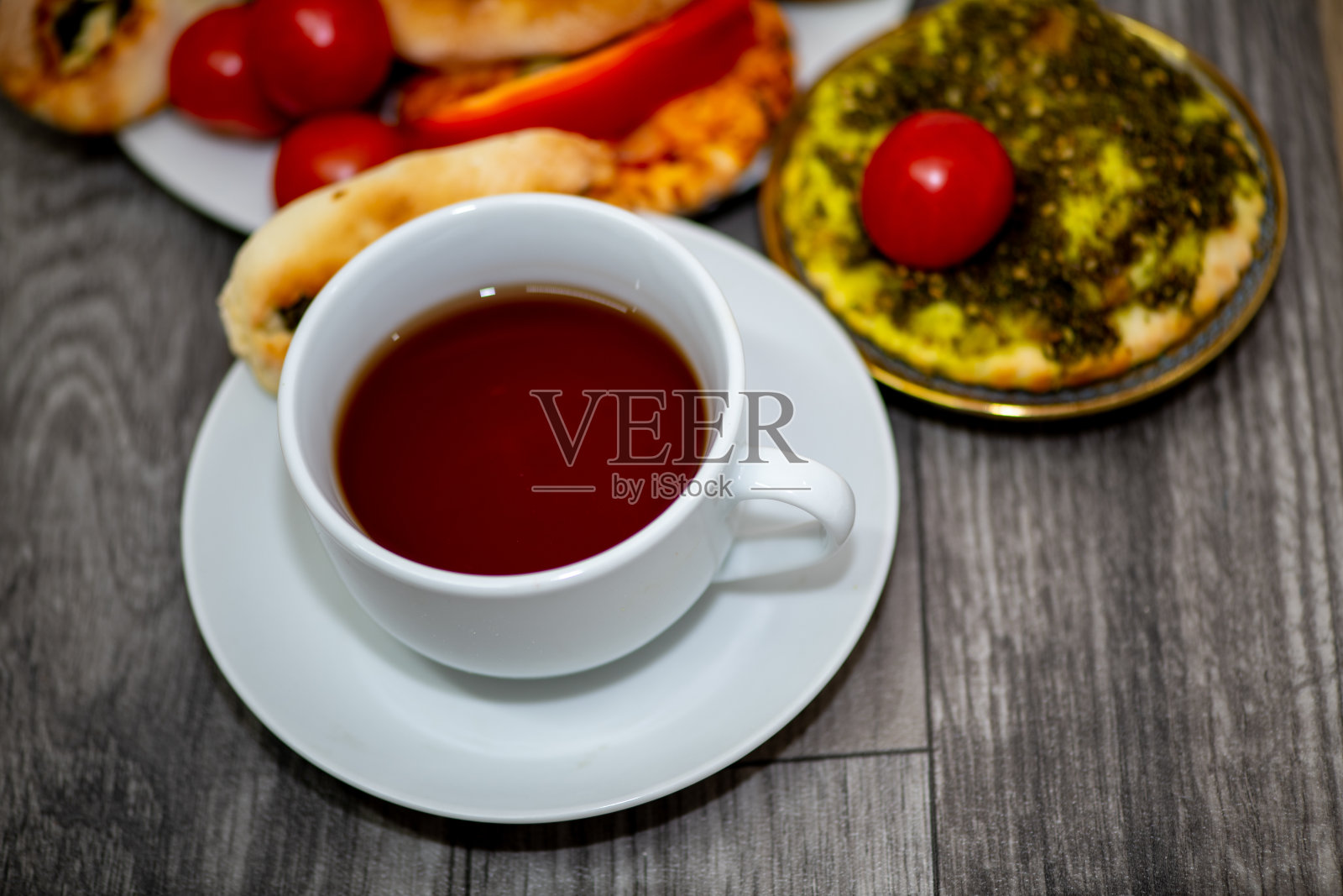 早餐马纳基什与扎塔尔中东阿拉伯菜在木制背景照片摄影图片