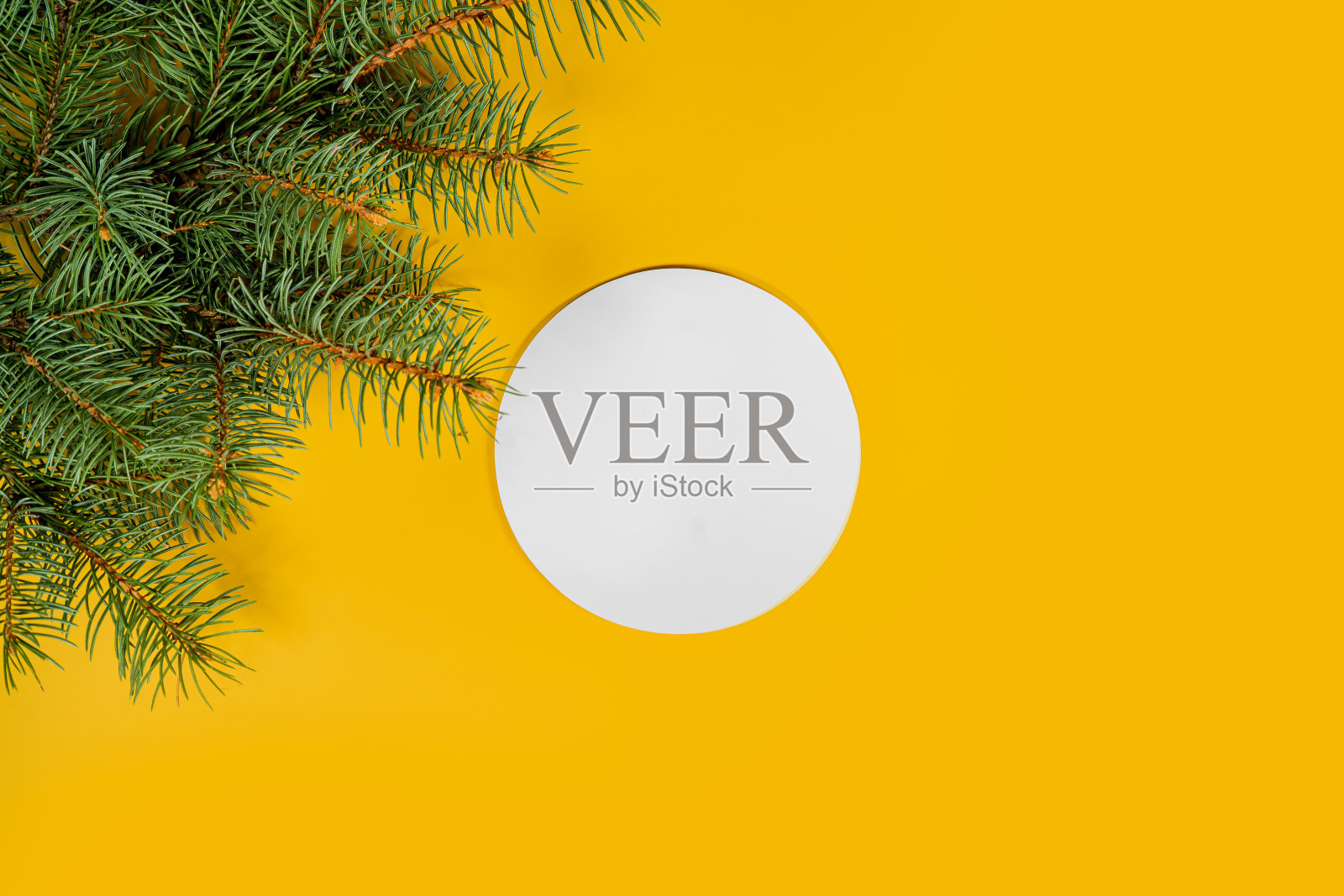 圣诞节作文在黄色的背景与复制空间为你的文本照片摄影图片