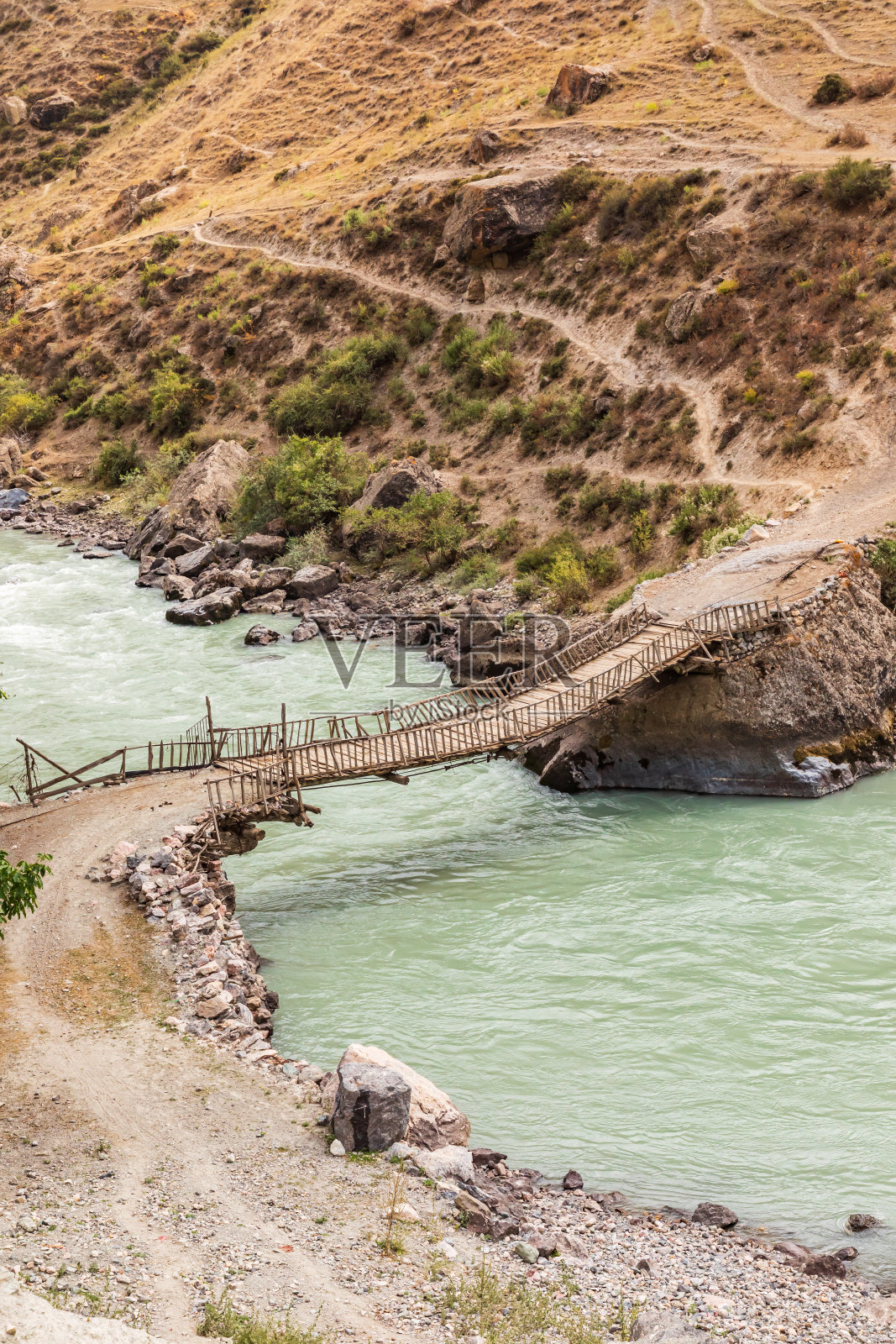 横跨Yaghnob河的大桥。照片摄影图片