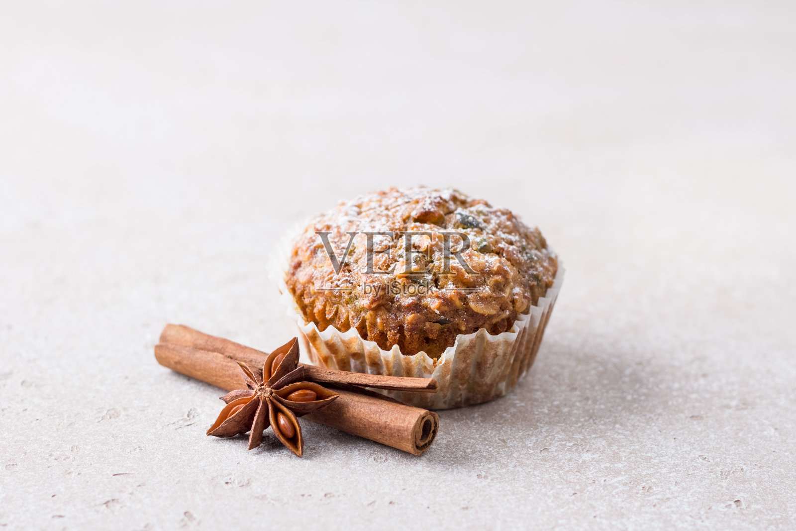 自制的新鲜出炉的南瓜松饼配上燕麦和坚果，米色质感的背景，空间照片摄影图片