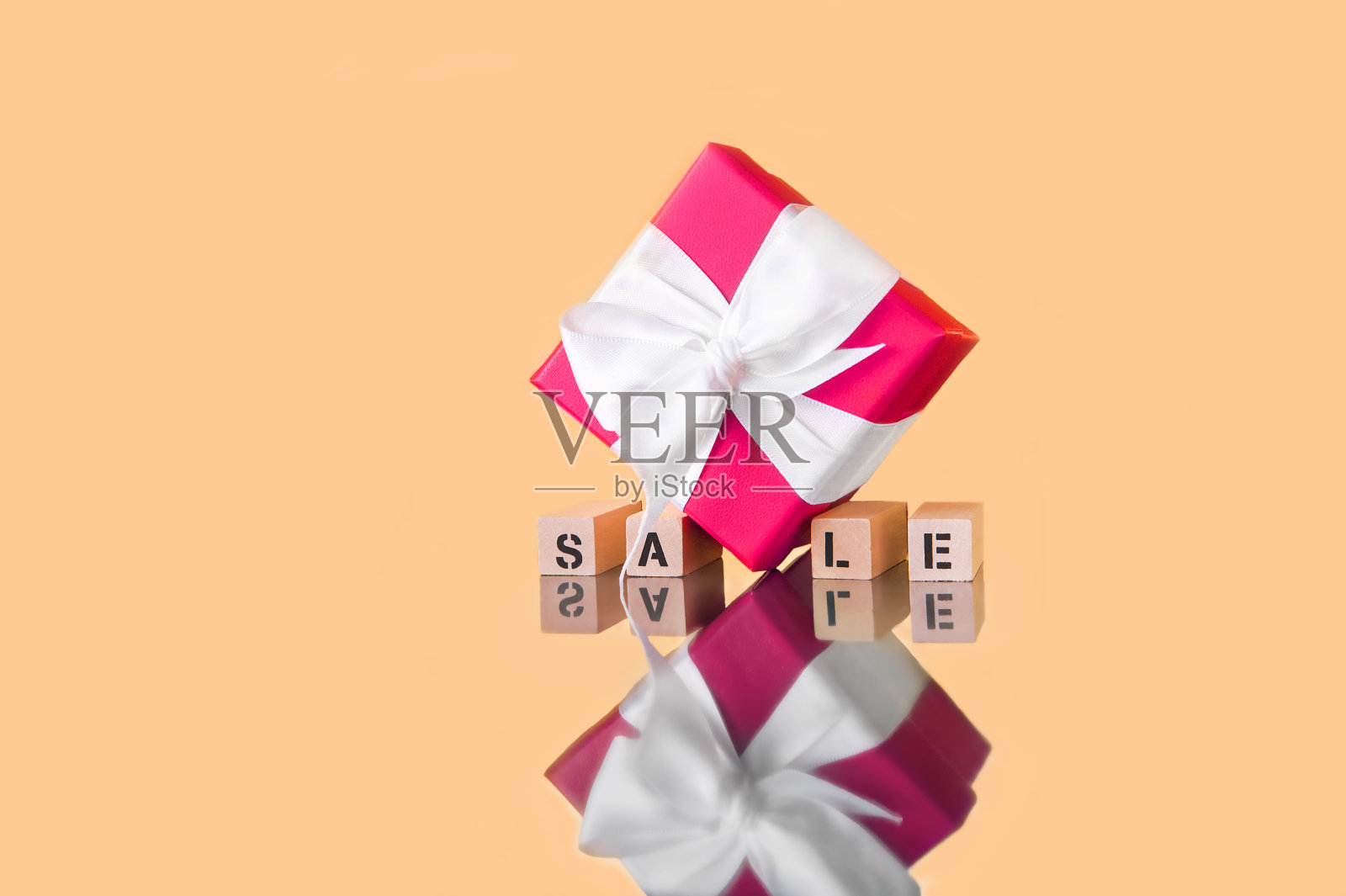 红色礼品盒与白色蝴蝶结在金色背景作为概念清仓销售和礼物关闭和复制空间…照片摄影图片