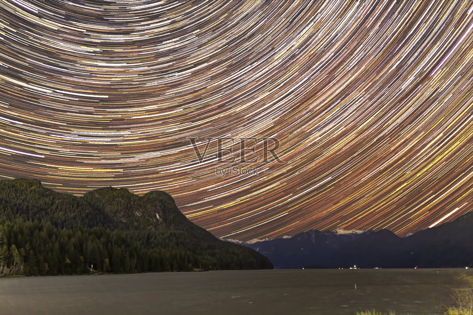 加拿大不列颠哥伦比亚省皮特湖的北极光星轨照片摄影图片