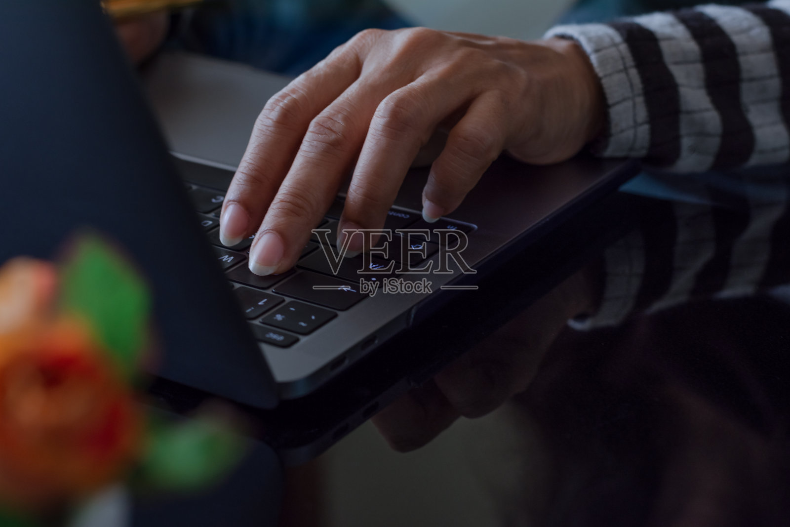 特写商业女性手在笔记本电脑键盘上打字照片摄影图片