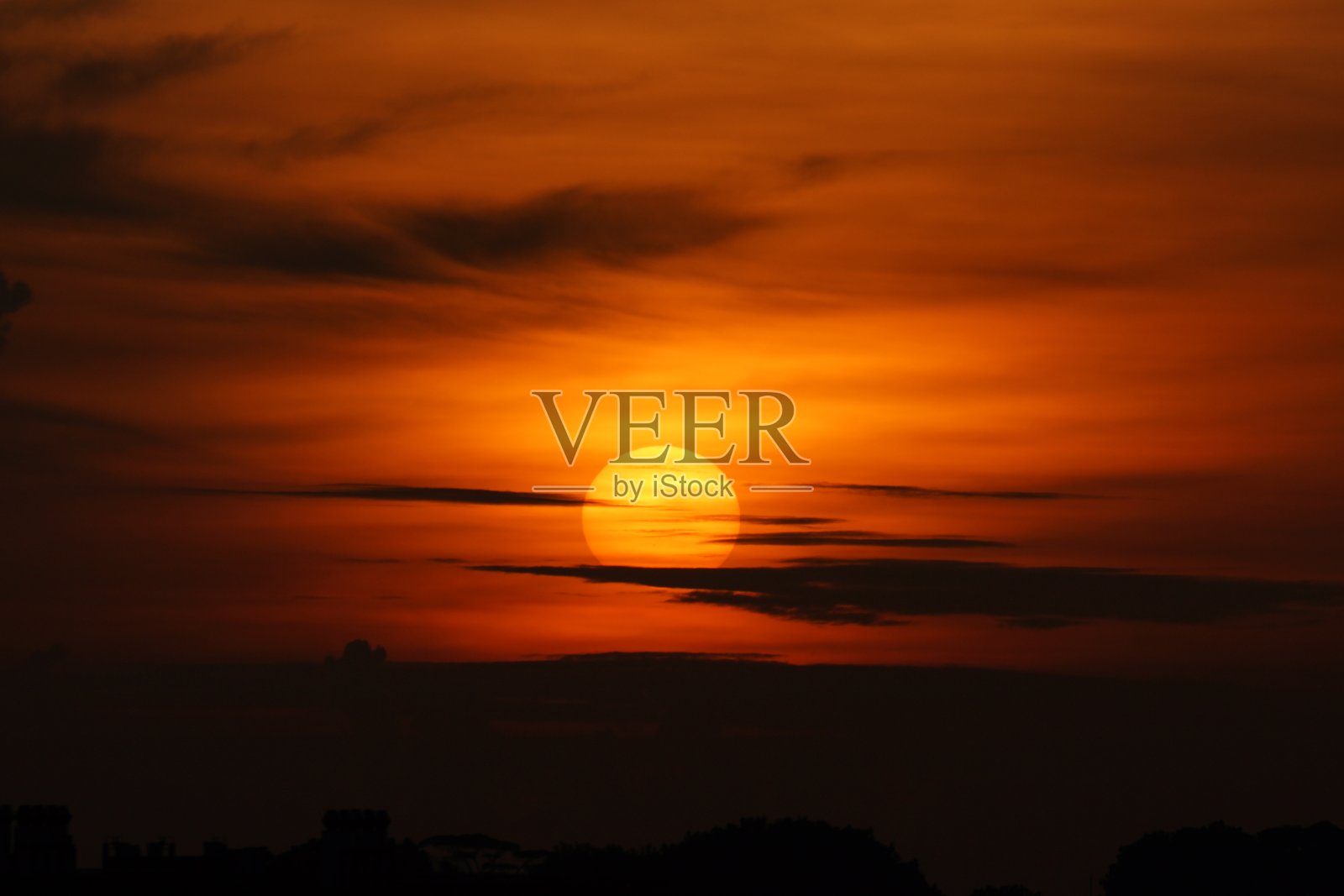 当层层云彩将日出变成神秘的升起照片摄影图片