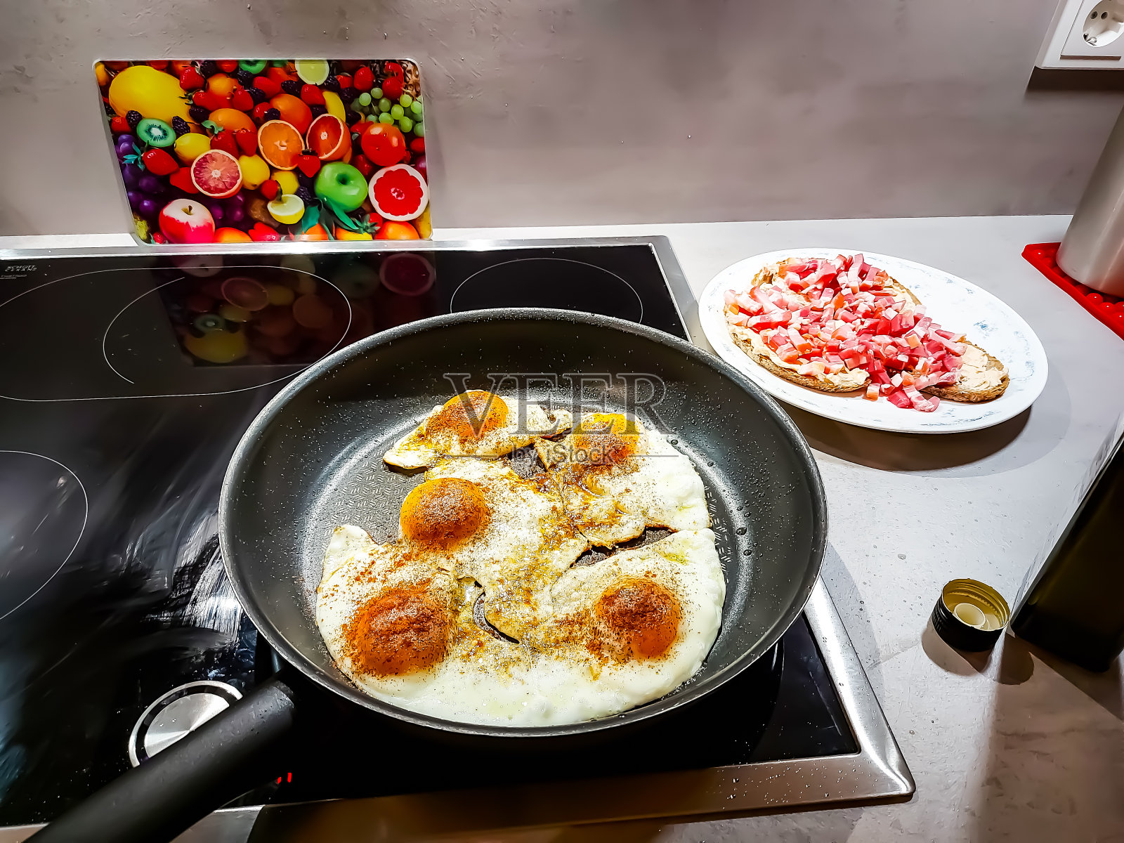 准备一道典型的德意志民主共和国菜- Strammer Max，面包，培根和鸡蛋照片摄影图片