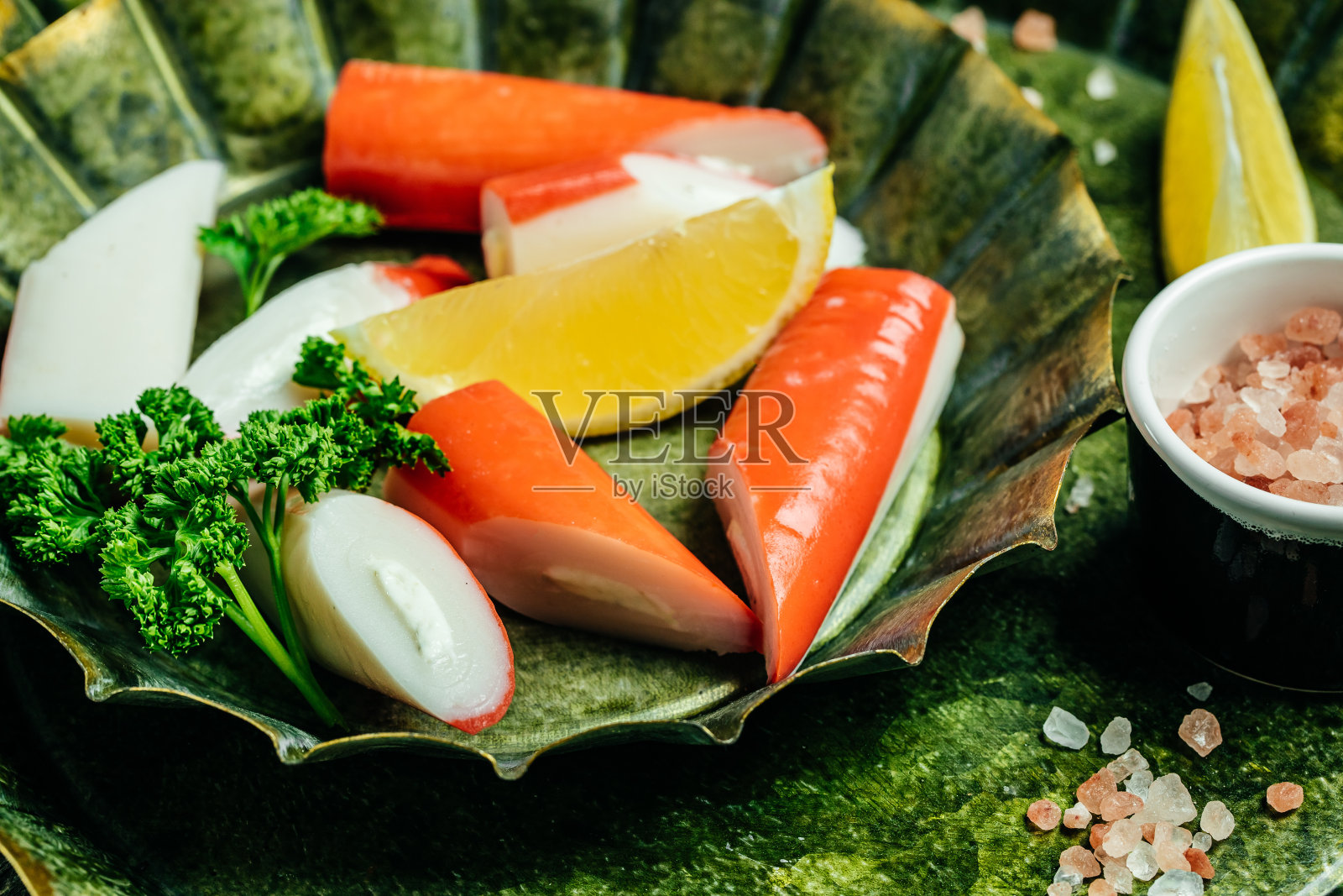 美味的蟹肉条。吃了。食品配方的背景。近距离照片摄影图片
