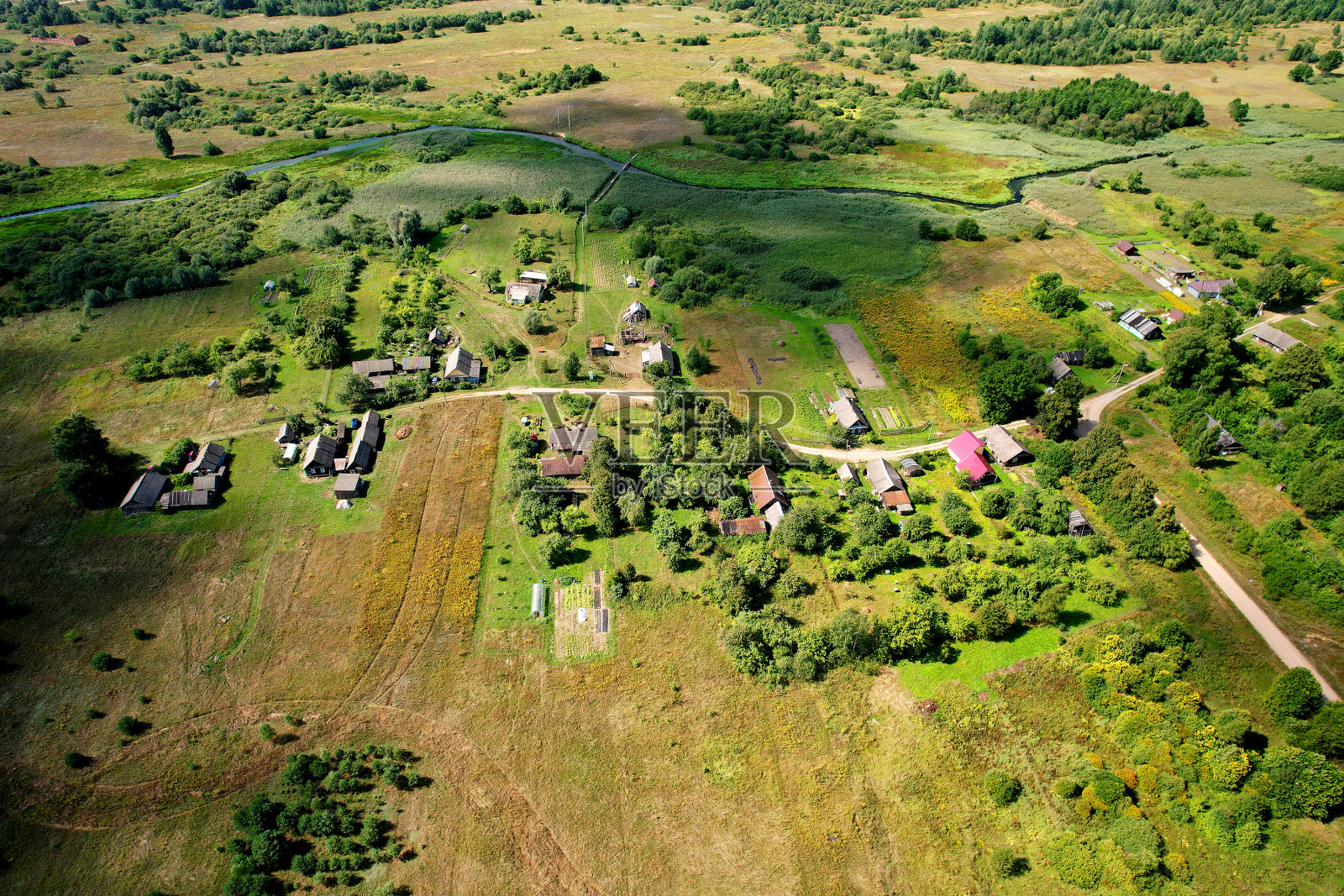 乡村的房子。鸟瞰绿地屋顶和乡村住宅。村里有木制的家。照片摄影图片