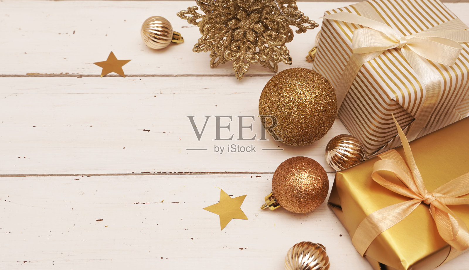 圣诞装饰构图用圣诞树、金色闪亮的雪花、圣诞金球、星星、礼品盒等质朴的白色木质旧背景。圣诞节或新年的概念。节日的圣诞节背景与小玩意和复制空间。照片摄影图片