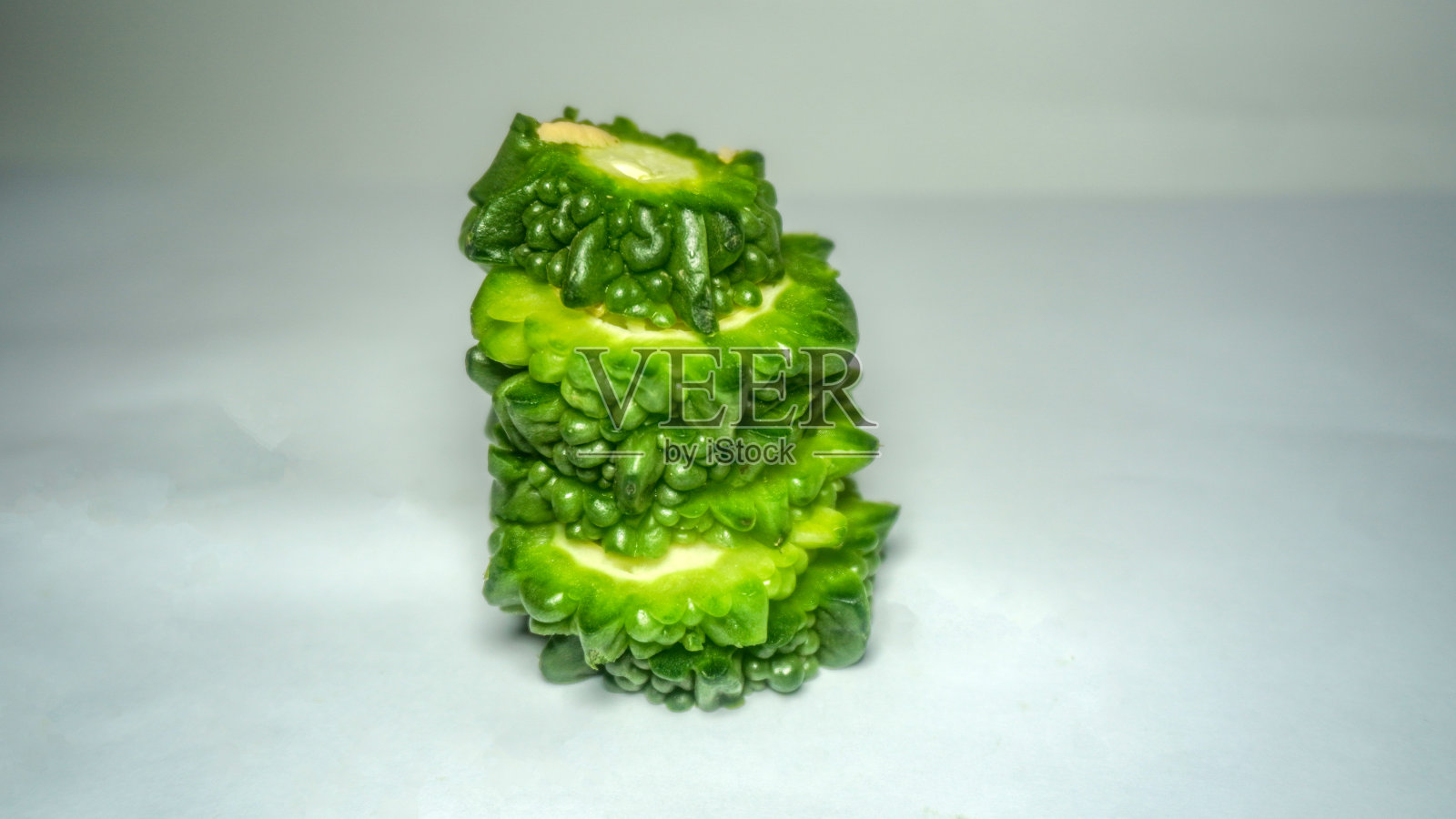 鲜苦瓜上白。对人体有益的苦瓜。照片摄影图片