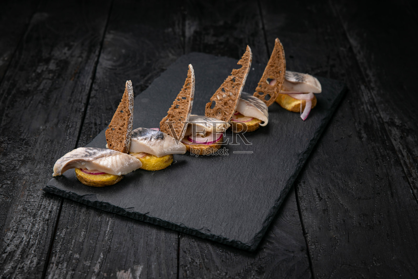 鲱鱼，面包丁和土豆照片摄影图片