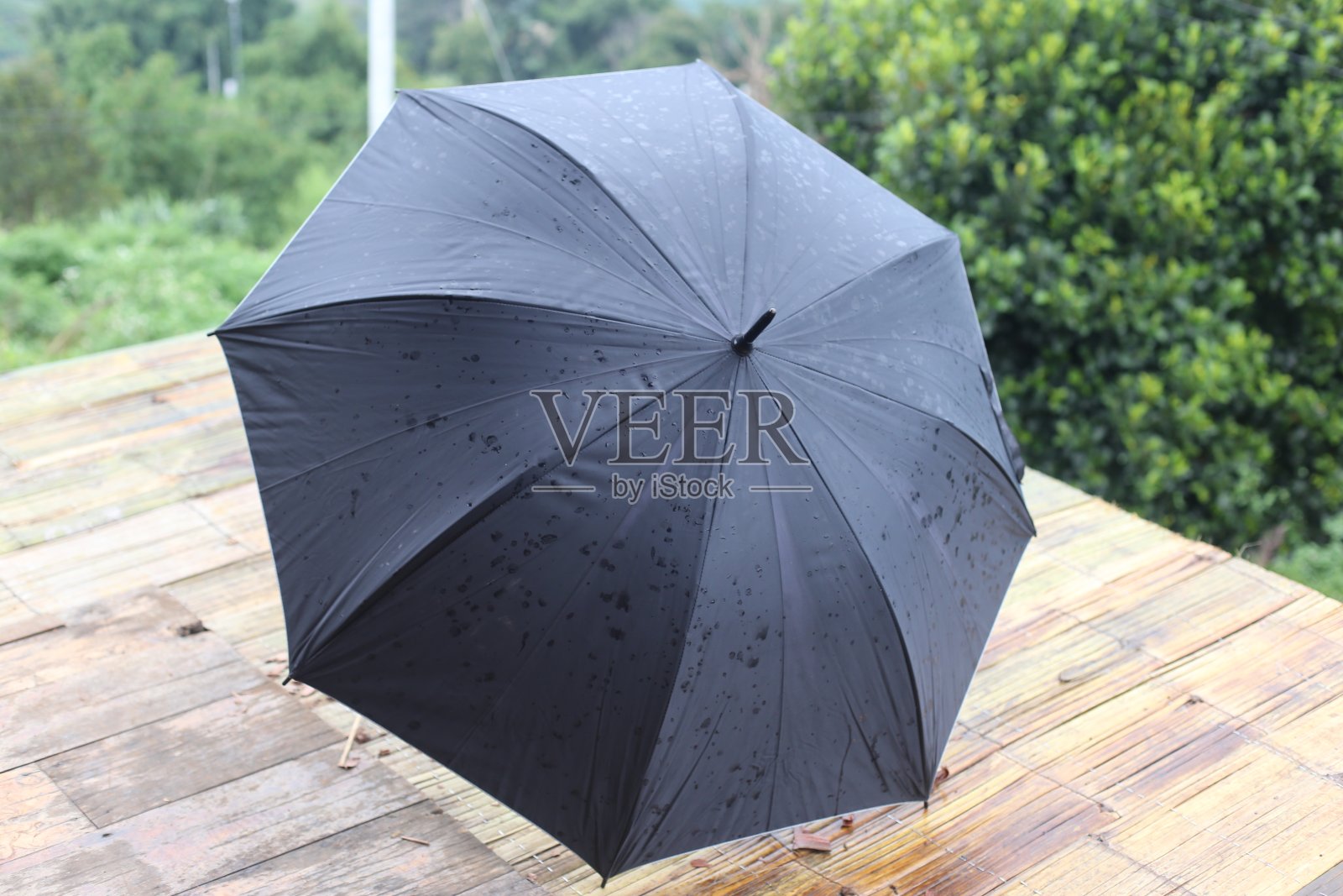 黑色的伞摊在地上照片摄影图片