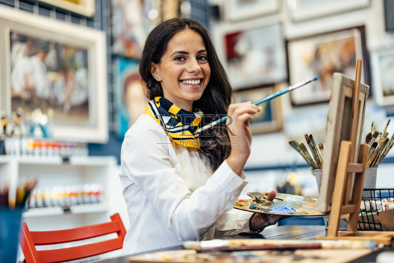 一个成年女人，在摆姿势拍照照片摄影图片