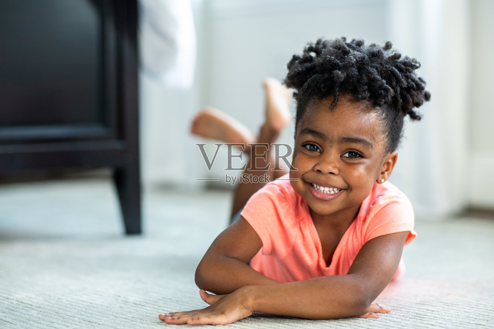 可爱的非裔美国小女孩笑着。照片摄影图片