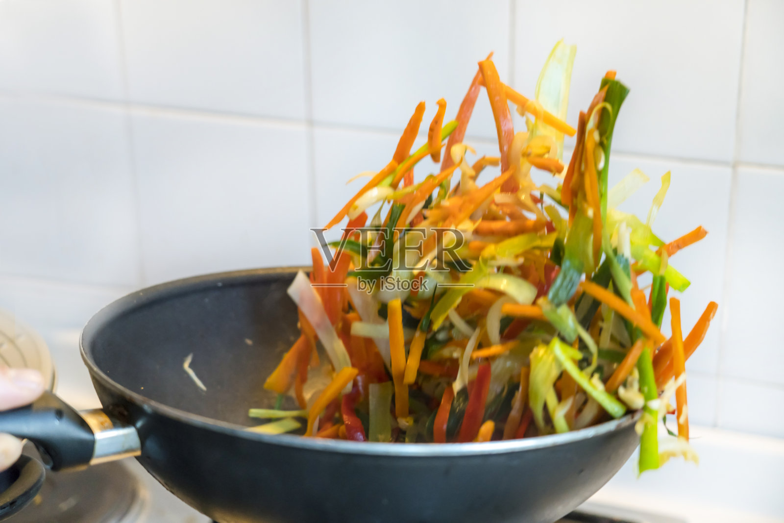 在锅中翻炒各种蔬菜照片摄影图片