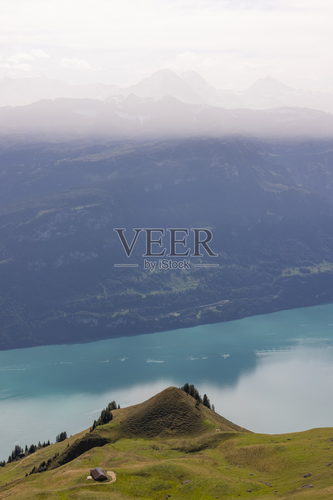 瑞士阿尔卑斯山脉令人惊叹的徒步旅行日。布里恩泽湖的美景。多么美妙的景色啊。照片摄影图片