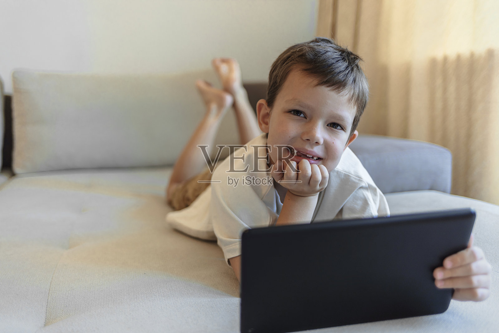 在科技世界中成长照片摄影图片