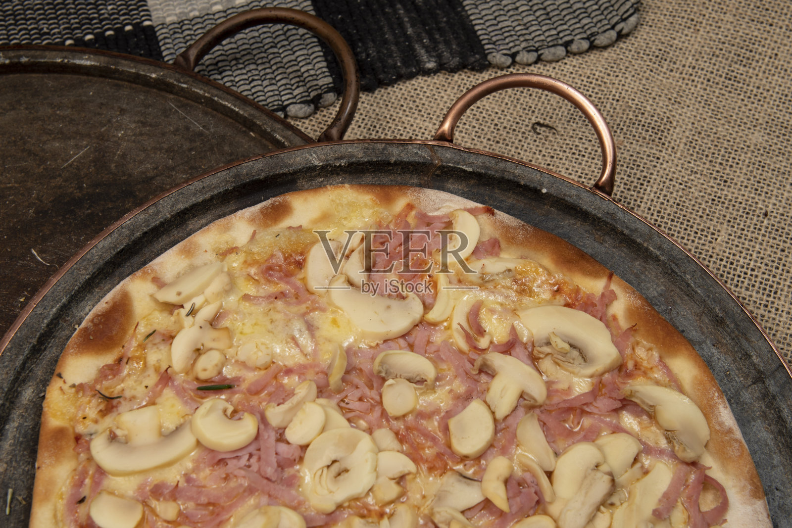 巴西披萨配蘑菇、奶酪和火腿照片摄影图片